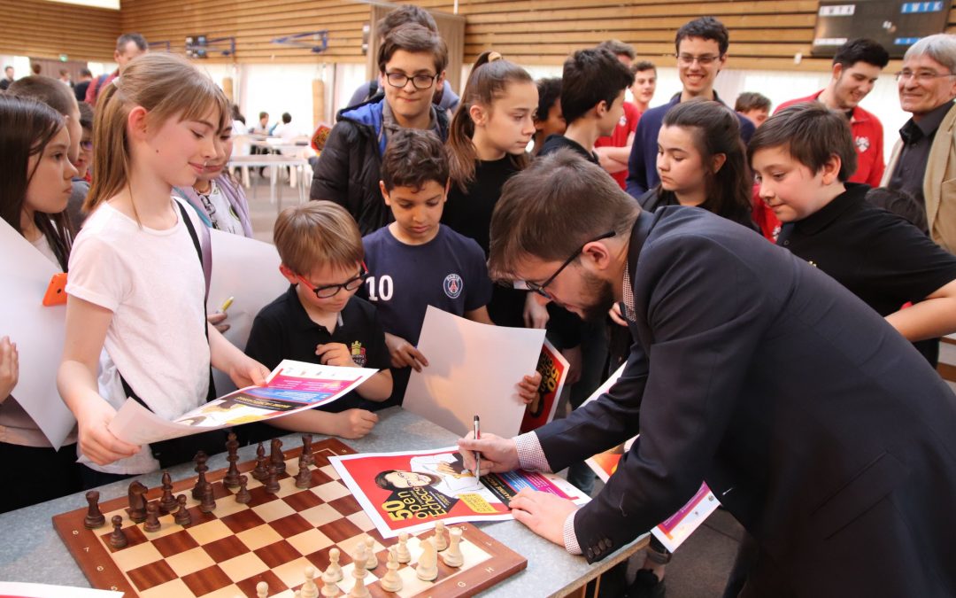 Maxime Vachier-Lagrave en rock star pendant la simultanée